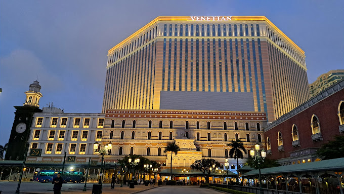 Venetian Macao được mệnh danh là Casino lớn nhất thế giới với vẻ bề ngoài tráng lệ xa hoa . Nguồn PK88